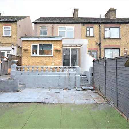 4 Bedroom House In East Londra Dış mekan fotoğraf