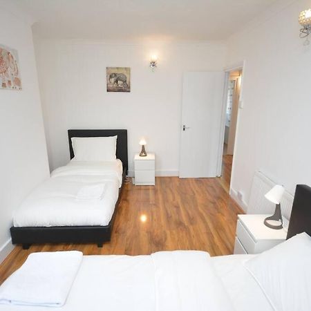 4 Bedroom House In East Londra Dış mekan fotoğraf