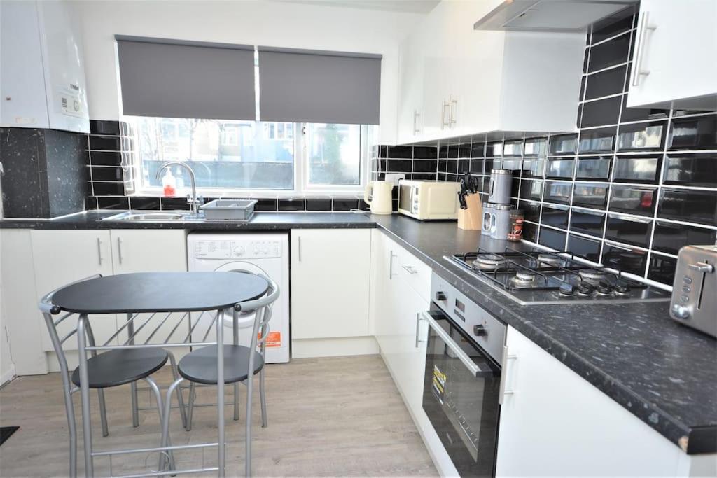 4 Bedroom House In East Londra Dış mekan fotoğraf