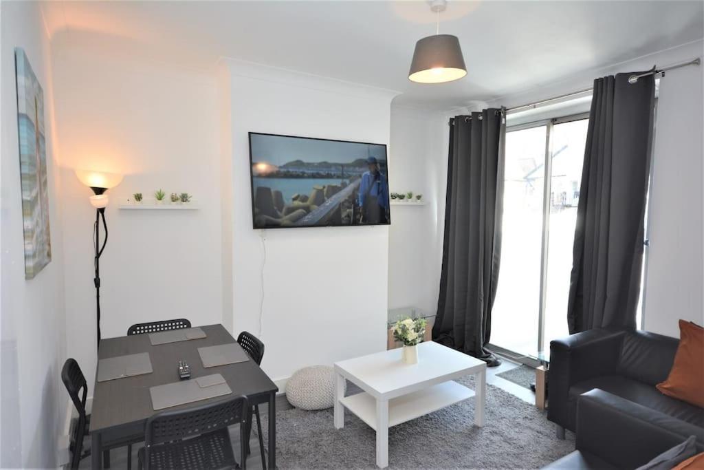 4 Bedroom House In East Londra Dış mekan fotoğraf