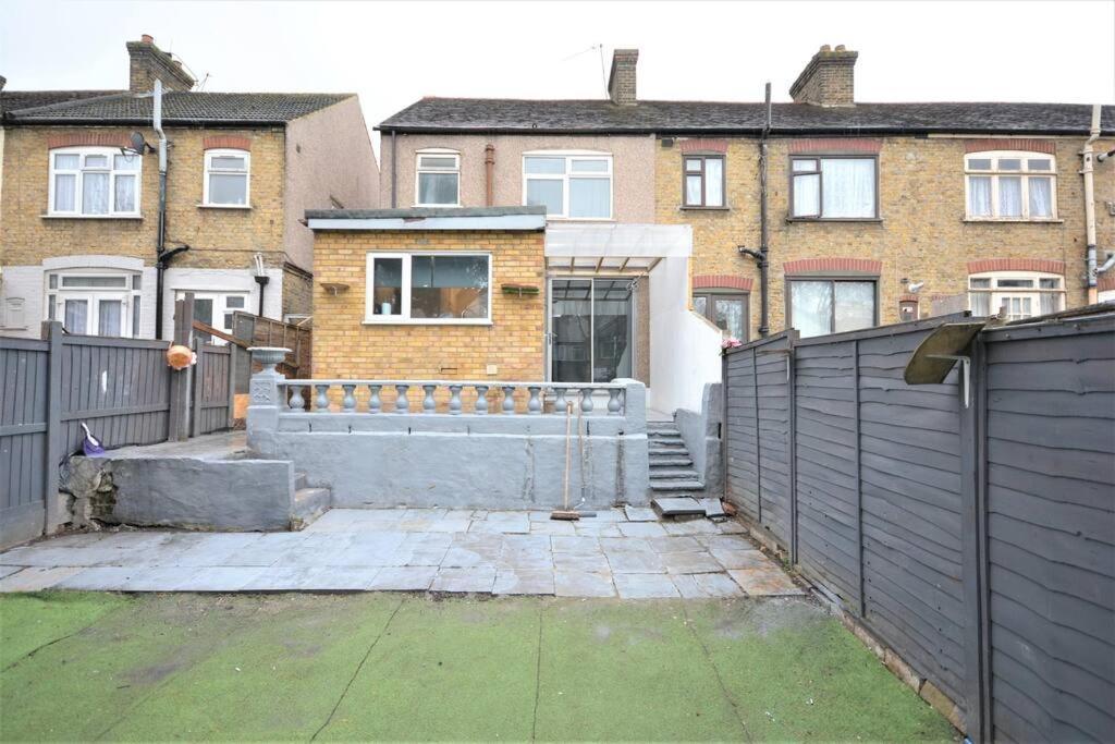 4 Bedroom House In East Londra Dış mekan fotoğraf