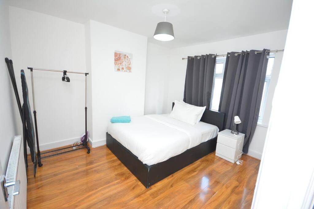 4 Bedroom House In East Londra Dış mekan fotoğraf