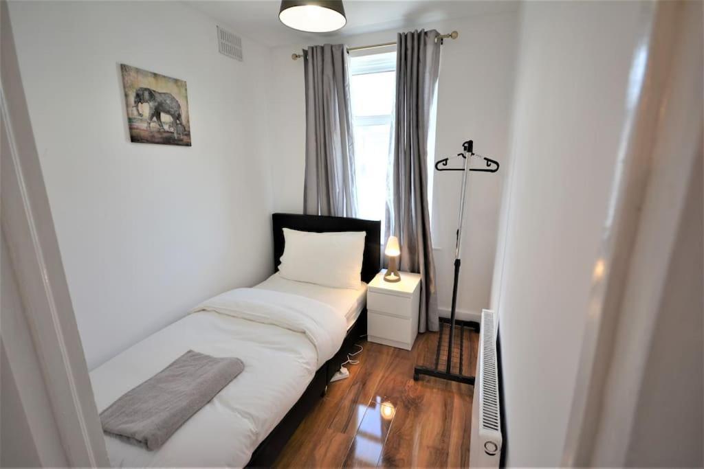 4 Bedroom House In East Londra Dış mekan fotoğraf